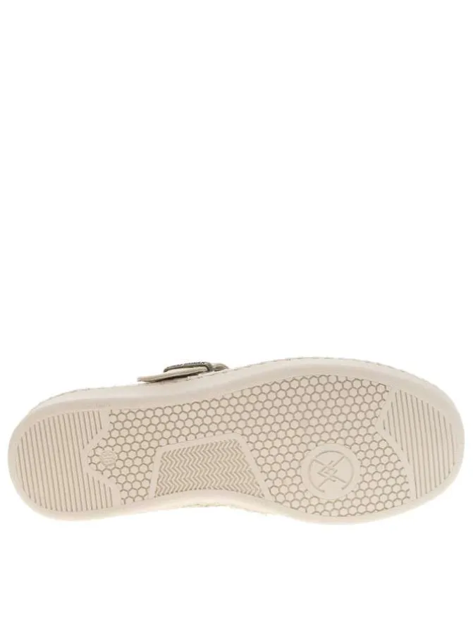 Ballerines beiges avec une sangle à boucle à ardillon et à semelle plate