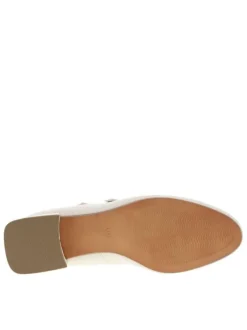Ballerines écrues à talon bas décroché avec fermeture à boucles à ardillon