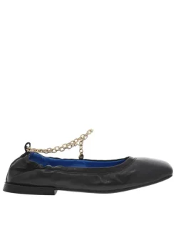 Ballerines décolletées en cuir noir à chainette dorée sur la cheville