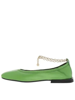 Ballerines décolletées en cuir vert à chainette dorée sur la cheville