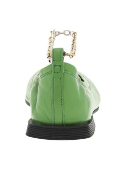 Ballerines décolletées en cuir vert à chainette dorée sur la cheville