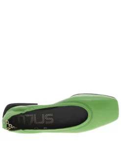 Ballerines décolletées en cuir vert à chainette dorée sur la cheville