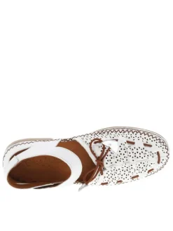 Ballerines en cuir blanches avec un talon plat et une bande auto-agrippante