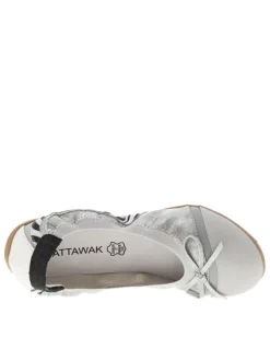 Ballerines élastiquées en simili cuir argent à semelle antidérapante plate