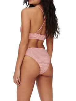 Bas de maillot de bain rouge avec des motifs rayures blanches