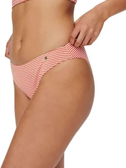 Bas de maillot de bain rouge avec des motifs rayures blanches