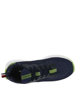 Baskets basses bleues avec microperforations sur la tige et l'empeigne