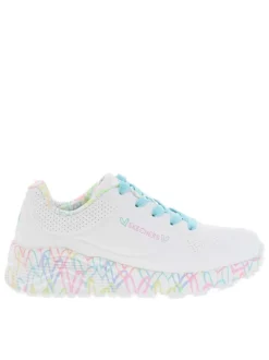 Baskets blanches à semelle plate avec des cœurs pastels et à lacets plats bleus