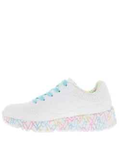 Baskets blanches à semelle plate avec des cœurs pastels et à lacets plats bleus