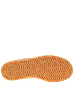 Baskets en cuir rose à talon plat avec des lacets et un revêtement doux