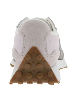 Baskets en cuir rose avec un talon plat et des lacets blancs