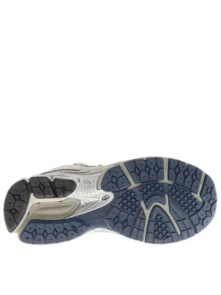 Baskets grises à semelle plate et avec du mesh sur le pourtour