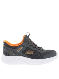 Baskets grises avec une semelle plate et une fermeture slip-on