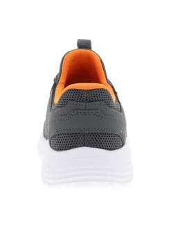 Baskets grises avec une semelle plate et une fermeture slip-on