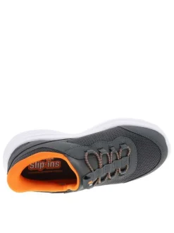 Baskets grises avec une semelle plate et une fermeture slip-on