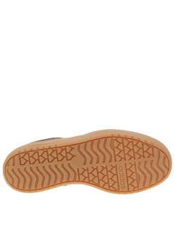 Baskets marron à talon plateau avec un logo en relief sur la semelle