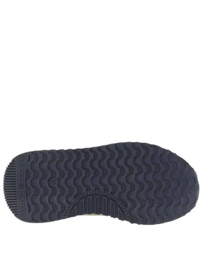 Baskets multicolores avec bandes auto-agripantes et superposition de patchs