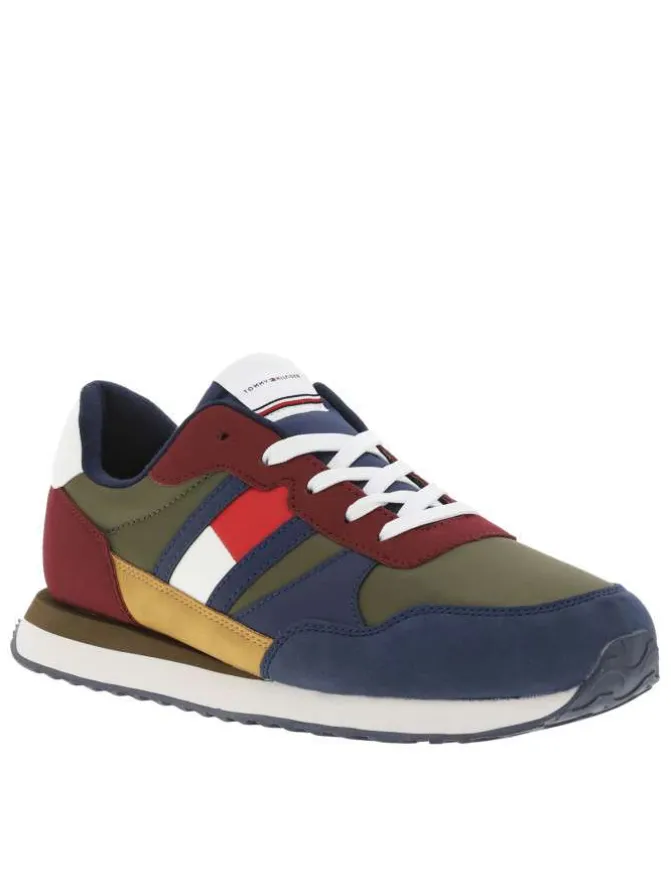 Baskets multicolores avec lacets plats rond et superposition de patchs