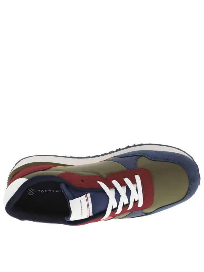 Baskets multicolores avec lacets plats rond et superposition de patchs