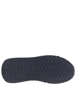 Baskets multicolores avec lacets plats rond et superposition de patchs