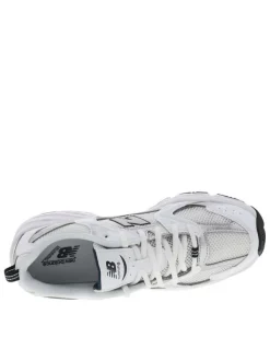 Baskets multisport blanches à talon plat avec une languette d'aisance
