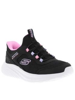 Baskets noires avec une semelle plate et une fermeture slip-on