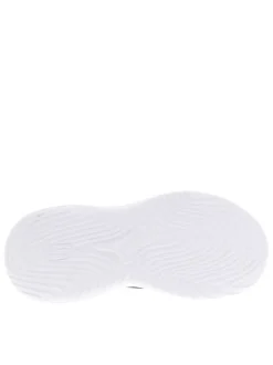 Baskets noires avec une semelle plate et une fermeture slip-on