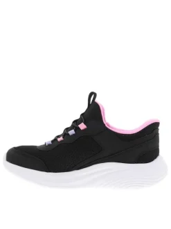 Baskets noires avec une semelle plate et une fermeture slip-on