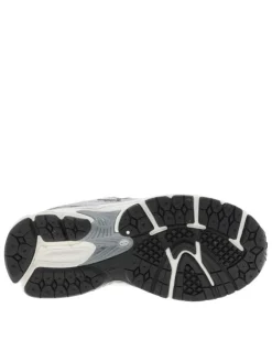 Baskets running 2002 grises à talon plat avec un empiècement nubuck
