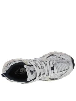 Baskets running blanches à talon plat et en mesh sur le pourtour