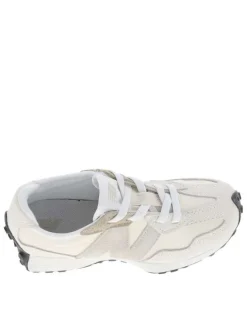 Baskets running écrues avec un talon plat et des lacets blancs