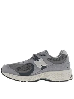 Baskets running grises à talon plat avec des lacets gris plats