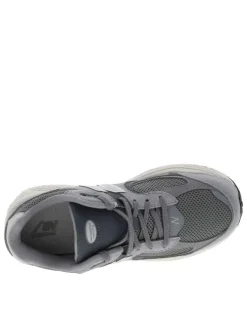 Baskets running grises à talon plat avec des lacets gris plats