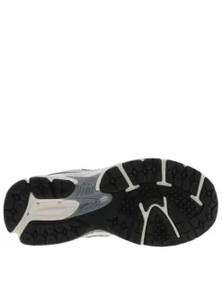 Baskets running grises à talon plat avec des lacets gris plats