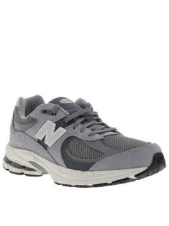 Baskets running grises à talon plat avec des lacets gris plats