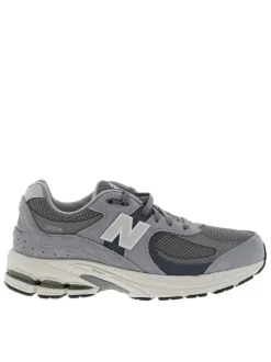 Baskets running grises à talon plat avec des lacets gris plats