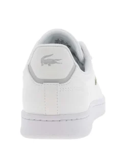 Baskets tennis blanches avec logo de la marque embossé en gris clair