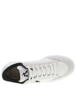 Baskets basses en cuir blanches avec lacets plats et logo noir sur l'extérieur