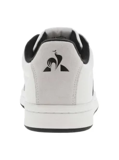 Baskets basses en cuir blanches avec lacets plats et logo noir sur l'extérieur