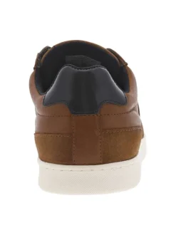Baskets basses en cuir cognac avec des lacets plats bleu marine
