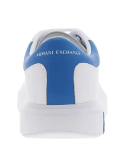 Baskets basses en cuir enduit blanches et bleues avec une semelle à plateforme