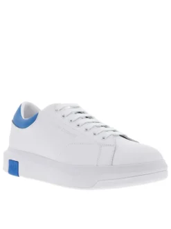 Baskets basses en cuir enduit blanches et bleues avec une semelle à plateforme