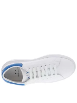 Baskets basses en cuir enduit blanches et bleues avec une semelle à plateforme