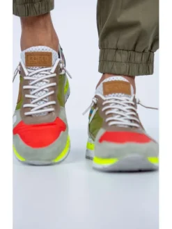 Baskets basses homme en cuir vert et taupe avec le logo iconique sur le côté