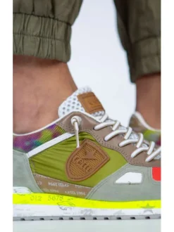Baskets basses homme en cuir vert et taupe avec le logo iconique sur le côté