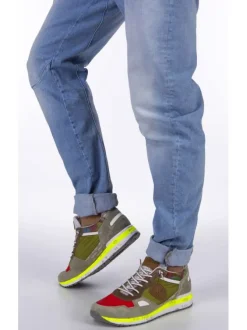 Baskets basses homme en cuir vert et taupe avec le logo iconique sur le côté