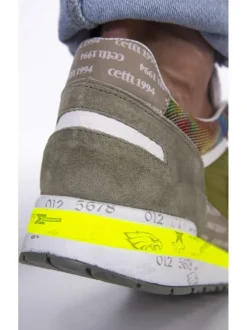 Baskets basses homme en cuir vert et taupe avec le logo iconique sur le côté