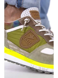 Baskets basses homme en cuir vert et taupe avec le logo iconique sur le côté