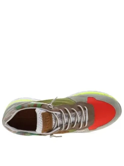 Baskets basses homme en cuir vert et taupe avec le logo iconique sur le côté
