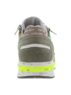Baskets basses homme en cuir vert et taupe avec le logo iconique sur le côté
